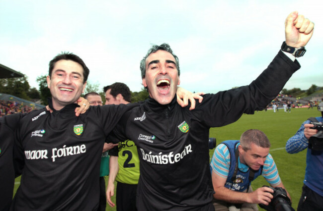 jim-mcguinness-celebrates-with-assistant-manager-rory-gallagher