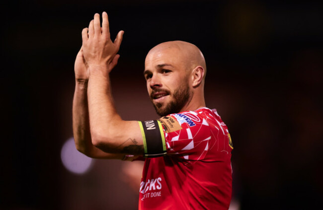 mark-coyle-applauds-the-fans-after-the-game