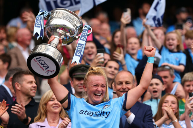 carla-rowe-lifts-the-brendan-martin-cup