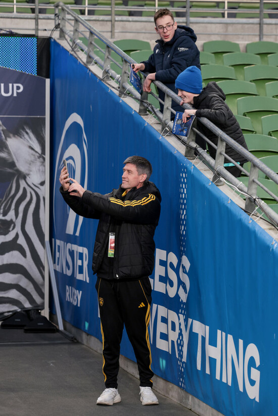 ronan-ogara-takes-a-selfie-with-a-fan-ahead-of-the-match