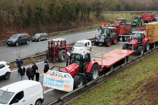 france-10th-jan-2026-photopqrvoix-du-nordstephane-mortagne-10012026-camphin-en-pevele-10-1-2026-manifestation-agriculteurs-mercosur-blocage-des-agriculteurs-sur-la27-au-nivea