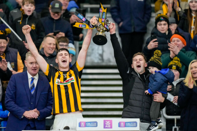 keith-ryan-and-padriag-greene-lift-the-trophy