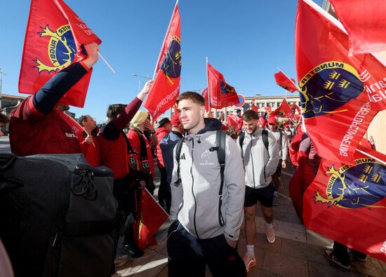 jack-crowley-arrives-ahead-of-the-match
