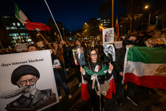 dozens-of-people-during-the-rally-of-the-women-life-freedom-movement-on-january-13-2026-in-barcelona-catalonia-spain-the-iranian-community-and-feminist-groups-have-organized-events-focused-o