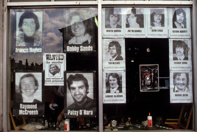 hunger-strikers-photographs-in-a-shop-window-in-whiterock-a-suburb-of-belfast-during-the-troubles-northern-ireland-1981-1980s-uk-homer-sykes