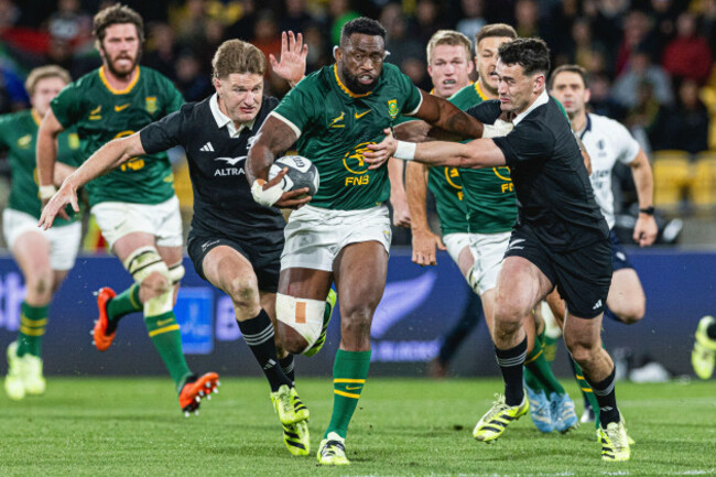 wellington-new-zealand-september-13-siya-kolisi-of-south-africa-attempts-to-evade-the-attentions-of-both-jordie-barrett-and-will-jordan-of-new-zealand-during-the-rugby-championship-round-4-match-b