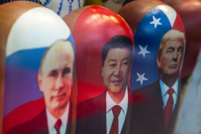 moscow-russia-8th-of-august-2025-portraits-of-world-leaders-are-depicted-on-matryoshka-dolls-that-are-seen-on-a-counter-of-a-souvenir-shop-in-the-center-of-moscow-russia