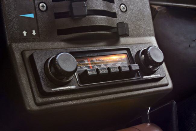 vintage-car-radio