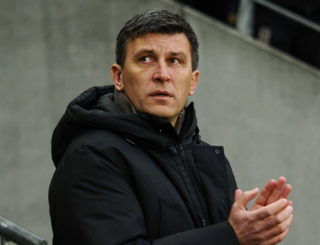 hull-united-kingdom-1-january-2026-pictured-left-to-right-sergej-jakirovic-manager-of-hull-city-applauding-during-a-minute-silence-during-hull-city-vs-stoke-city-efl-championship-at-mkm-stadiu
