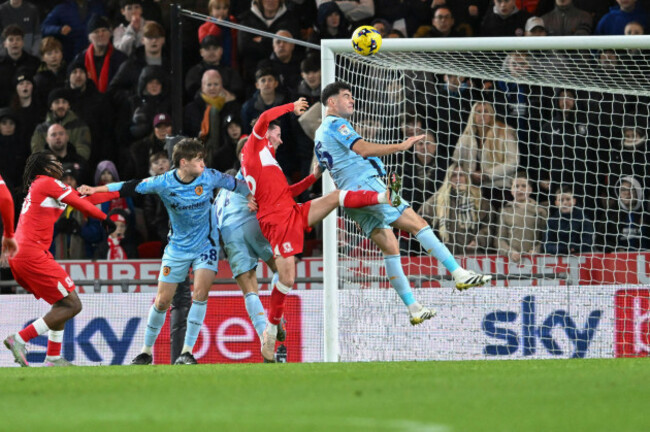 john-egan-of-hull-city-gets-his-head-to-the-ball-during-the-sky-bet-championship-match-between-middlesbrough-and-hull-city-at-the-riverside-stadium-middlesbrough-on-monday-29th-december-2025-photo