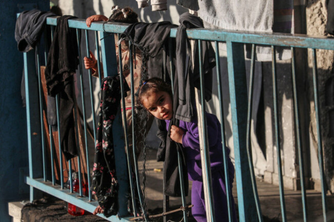 gaza-15th-jan-2026-photo-taken-on-jan-15-2026-shows-children-in-a-shelter-in-gaza-city-credit-rizek-abdeljawadxinhuaalamy-live-news