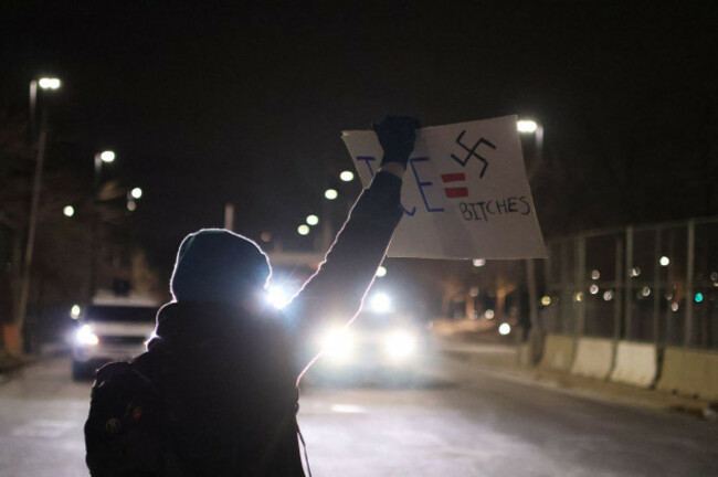 minneapolis-minnesota-usa-15th-jan-2026-a-protester-holds-up-a-sign-to-police-outside-the-whipple-federal-building-in-minneapolis-credit-image-tom-hudsonzuma-press-wire-editorial-usag