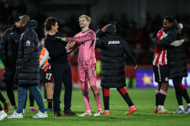 london-uk-25th-oct-2025-brentford-head-coach-keith-andrews-and-caoimhin-kelleher-of-brentford-celebrate-after-the-premier-league-match-between-brentford-fc-and-liverpool-fc-at-gtech-community-sta