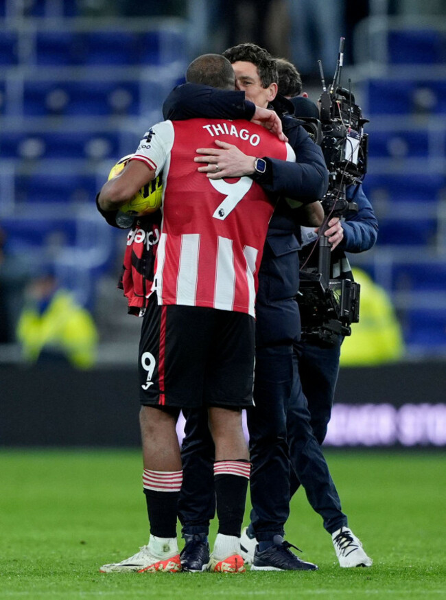 brentfords-igor-thiago-celebrates-with-manager-keith-andrews-after-the-final-whistle-following-the-premier-league-match-at-the-hill-dickinson-stadium-liverpool-picture-date-sunday-january-4-2026