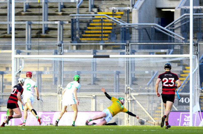 dessie-hutchinson-scores-a-goal