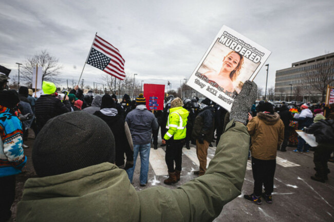 minneapolis-minnesota-usa-15th-jan-2026-community-members-gather-at-the-entrance-of-the-whipple-building-in-minneapolis-to-rally-in-solidarity-with-their-neighbors-whom-are-being-detained-by-u-s