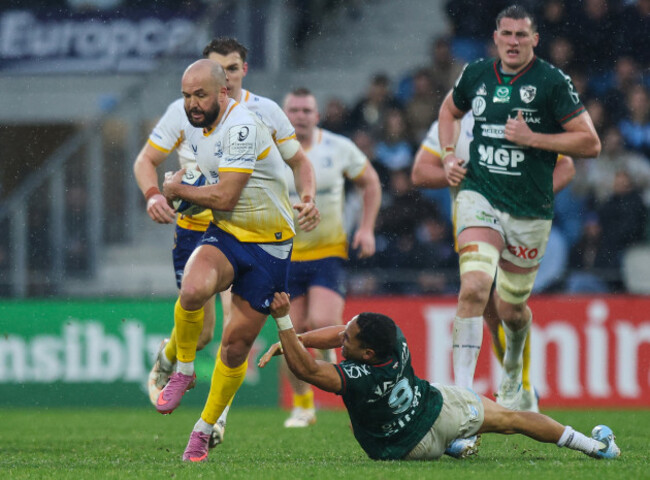 jamison-gibson-park-is-tackled-by-herschel-jantjies