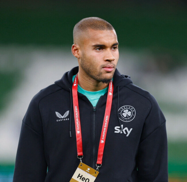 aviva-stadium-dublin-ireland-13th-nov-2025-fifa-world-cup-qualifiers-international-football-republic-of-ireland-versus-portugal-gavin-bazunu-of-ireland-inspects-the-pitch-prior-to-kickoff-credi