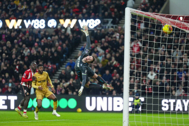 sunderlands-brian-brobbey-left-scores-their-sides-second-goal-of-the-game-during-the-premier-league-match-at-the-stadium-of-light-sunderland-picture-date-saturday-january-17-2026