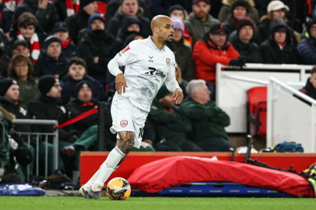 david-mcgoldrick-of-barnsley-with-the-ball-during-the-emirates-fa-cup-third-round-match-liverpool-vs-barnsley-at-anfield-liverpool-united-kingdom-12th-january-2026photo-by-alfie-cosgrovenews-im