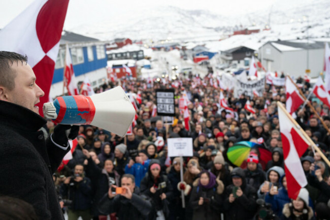 photopqrouest-francedavid-ademasouest-france-nuuk-17012026-des-groenlandais-se-mobilisent-ce-samedi-17-janvier-2026-dans-les-rues-de-nuuk-la-capitale-du-groenland-ils-protestent-co