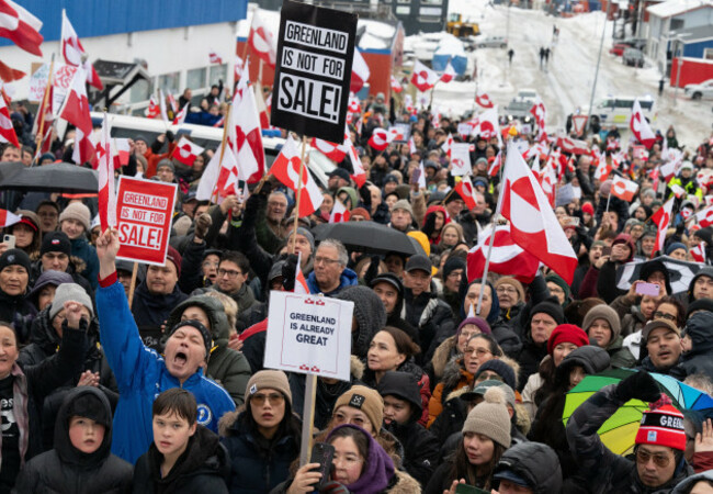 photopqrouest-francedavid-ademasouest-france-nuuk-17012026-des-groenlandais-se-mobilisent-ce-samedi-17-janvier-2026-dans-les-rues-de-nuuk-la-capitale-du-groenland-ils-protestent-co
