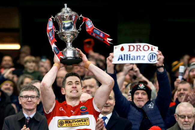 paul-geaney-lifts-the-andy-merrigan-cup-for-dingle