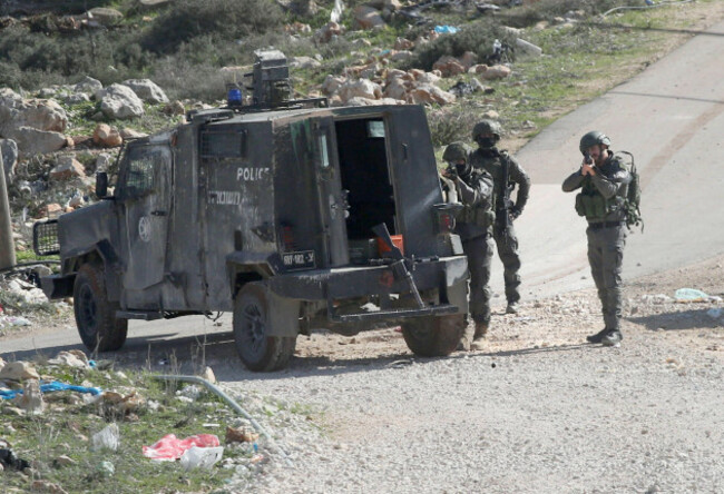 nablus-palestine-08th-jan-2026-israeli-soldiers-aim-their-weapons-as-they-guard-israeli-army-bulldozers-not-in-view-during-the-demolition-of-a-house-in-the-al-taawun-neighborhood-of-nablus-in-t