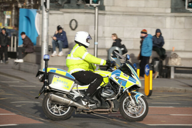 dublin-ireland-10th-december-2025-a-garda-on-motorcycle-from-the-roads-policing-unit-responds-to-an-emergency-with-blue-lights-flashing-on-oconnell-street-in-dublin-city-depicting-street-scene