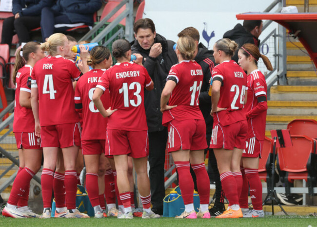 london-uk-02nd-nov-2025-london-england-gareth-taylor-manager-of-liverpool-women-having-words-with-his-playersduring-barclays-fa-womens-super-league-soccer-match-between-tottenham-hotspur-women