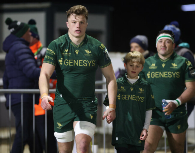 cian-prendergast-with-mascot-lochlan-cavanagh