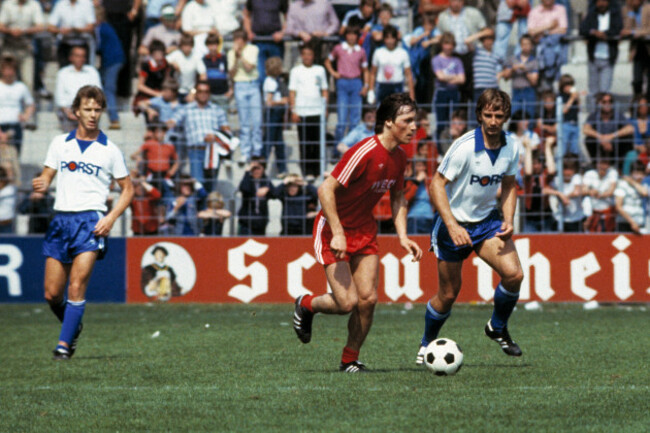 football-bundesliga-19811982-ruhr-stadium-vfl-bochum-versus-fc-bayern-munich-31-scene-of-the-match-f-l-t-r-wolfgang-patzke-vfl-asgeir-sigurvinsson-fcb-heinz-knuewe-vfl
