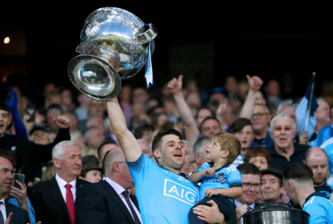 kevin-mcmanamon-lifts-the-sam-maguire