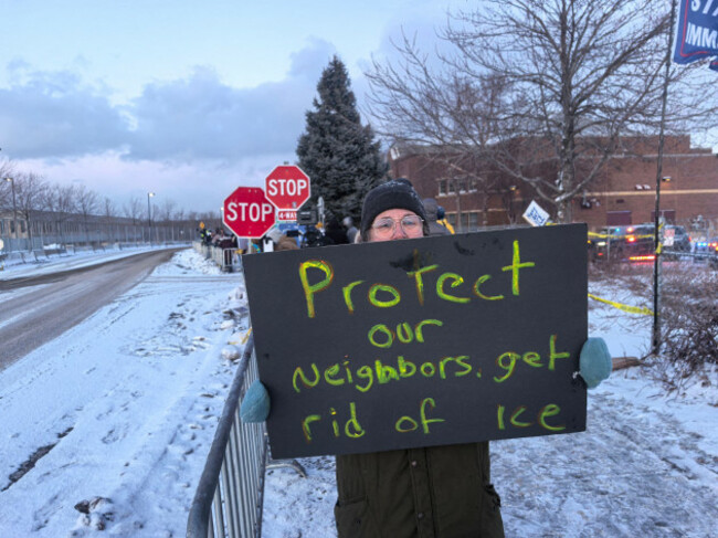 minneapolis-22nd-jan-2026-a-demonstrator-attends-a-protest-outside-the-bishop-henry-whipple-federal-building-in-minneapolis-minnesota-the-united-states-on-jan-21-2026-the-fatal-shooting-of-a