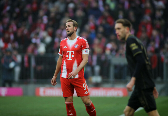 fussball-herren-bundesliga-bundesliga-saison-20252026-fc-fc-bayern-munich-fc-fc-augsburg-allianz-arena-harry-kane-fc-fc-bayern-munich-stehend-auf-dem-spielfeld-pitch-dfb-dfl-regulations