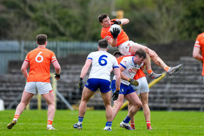 callum-oneill-catches-the-ball
