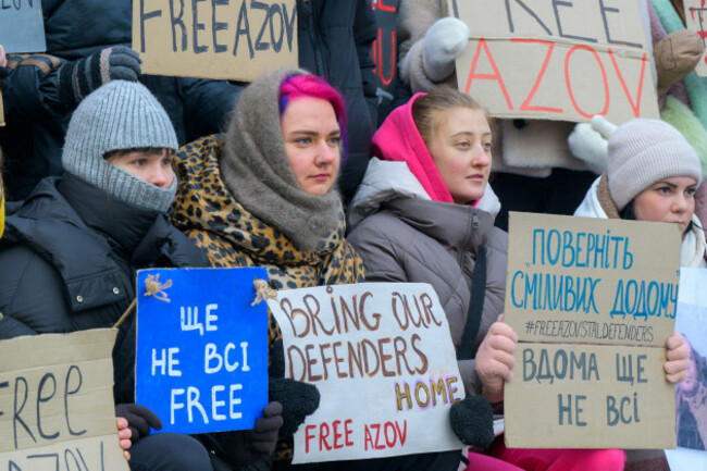 kyiv-ukraine-25th-january2026-young-ukrainian-women-holding-protest-signs-advocating-for-the-release-and-return-of-azovstal-defenders-and-prisoners-of-war