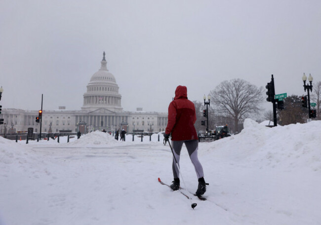 washington-dc-virginia-usa-25th-jan-2026-a-woman-cross-country-ski-in-front-of-the-u-s-capitol-in-washington-dc-on-january-25-2026-a-massive-winter-storm-drop-a-mix-of-freezing-rain-and-hea