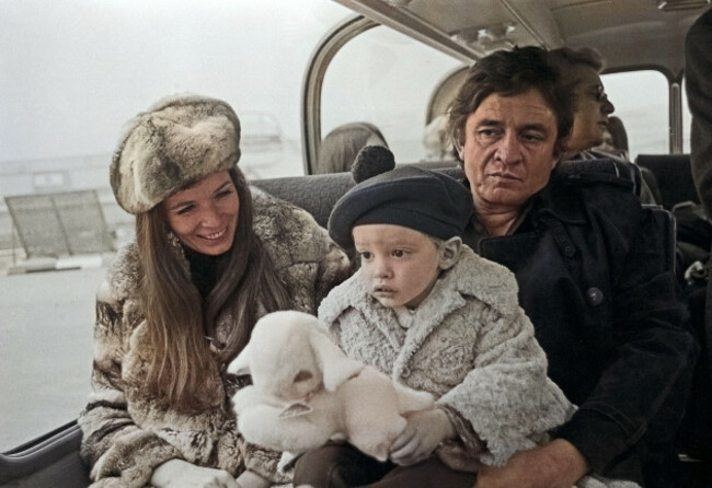 johnny-cash-amerikanischer-country-sanger-und-songschreiber-mit-ehefrau-june-carter-cash-und-sohn-john-carter-cash-in-hamburg-deutschland-um-1981-american-country-singer-and-song-writer-johnny-cas