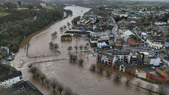 the-river-slaney-bursts-its-banks-in-enniscorthy-co-wexford-hundreds-of-schools-are-closed-and-tens-of-thousands-of-people-are-without-power-as-storm-chandra-batters-the-island-of-ireland-picture