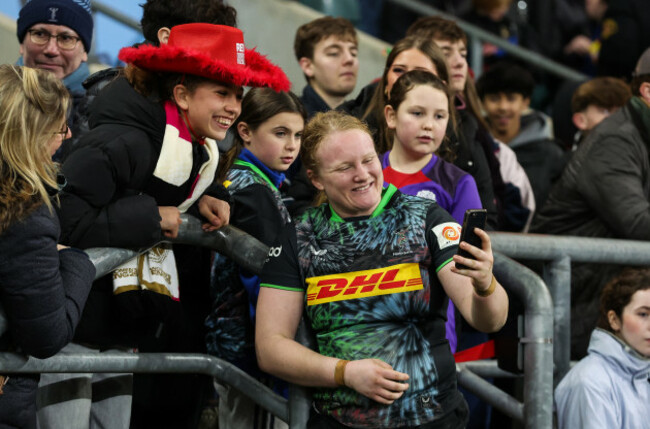 aoife-wafer-takes-a-selfie-with-a-fan-after-the-match