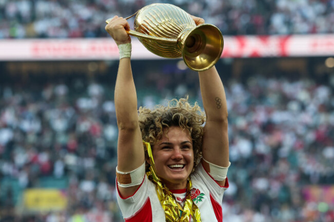 ellie-kildunne-celebrates-with-the-womens-rugby-world-cup-trophy