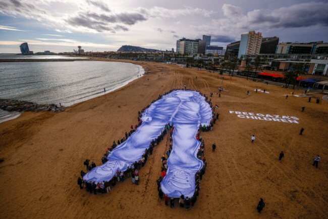 unfolding-of-a-1000m2-canvas-with-the-portrait-of-the-girl-killed-in-gaza-on-29-january-2026-in-barcelona-catalonia-spain-hind-rajab-was-a-palestinian-girl-killed-by-israel-during-the-genocide