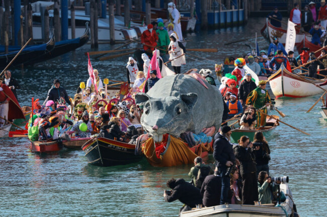 venice-italy-01st-feb-2026-masked-water-parade-by-the-coordination-of-venetian-rowing-associations-around-a-hundred-boats-led-by-the-legendary-pantegana-take-to-the-water-ready-to-explode-with