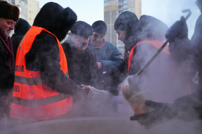 volunteers-serve-free-hot-food-to-kyiv-residents-during-a-blackout-caused-by-russias-regular-air-attacks-on-the-countrys-energy-system-in-kyiv-ukraine-monday-feb-2-2026-ap-photosergei-grits