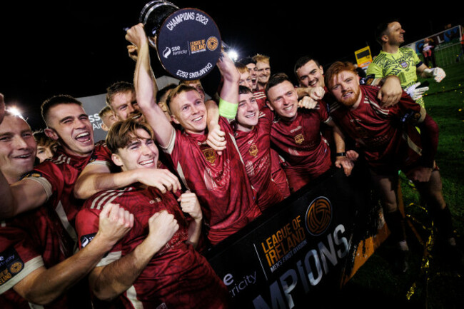 conor-mccormack-lifts-the-first-division-trophy-with-the-galway-united-team