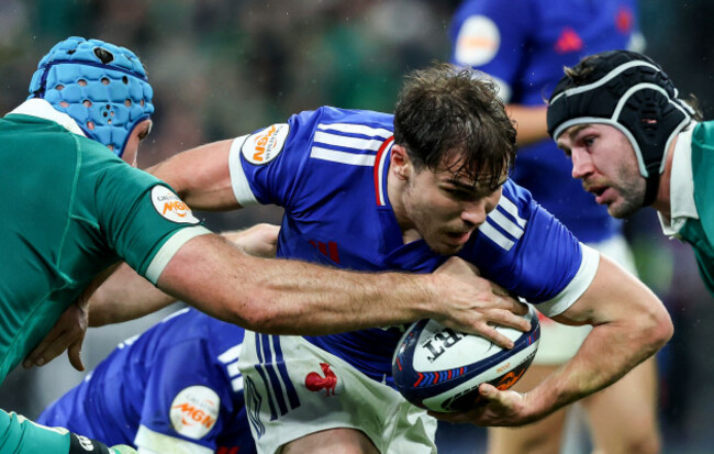 antoine-dupont-comes-up-against-tadhg-beirne-and-caelan-doris