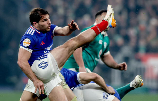 antoine-dupont-kicks