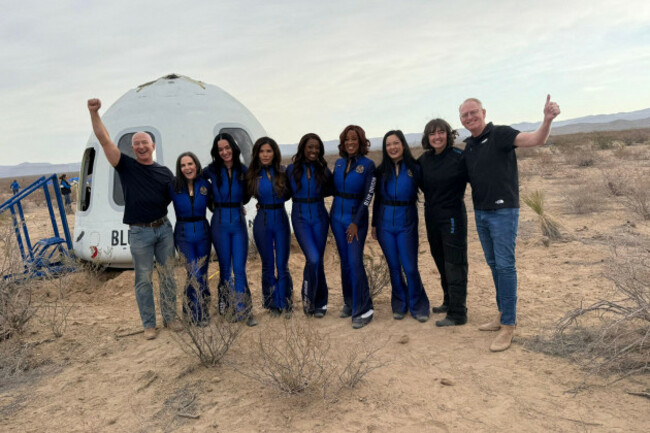 united-states-14th-apr-2025-blue-origin-founder-jeff-bezos-poses-with-from-left-film-producer-kerianne-flynn-popstar-katy-perry-lauren-sanchez-jeff-bezos-fiancee-former-nasa-rocket-scientis