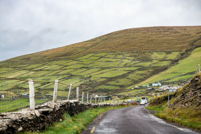 narrow-country-road-through-the-countryside-on-an-overcast-day-dingle-peninsula-county-kerry-ireland